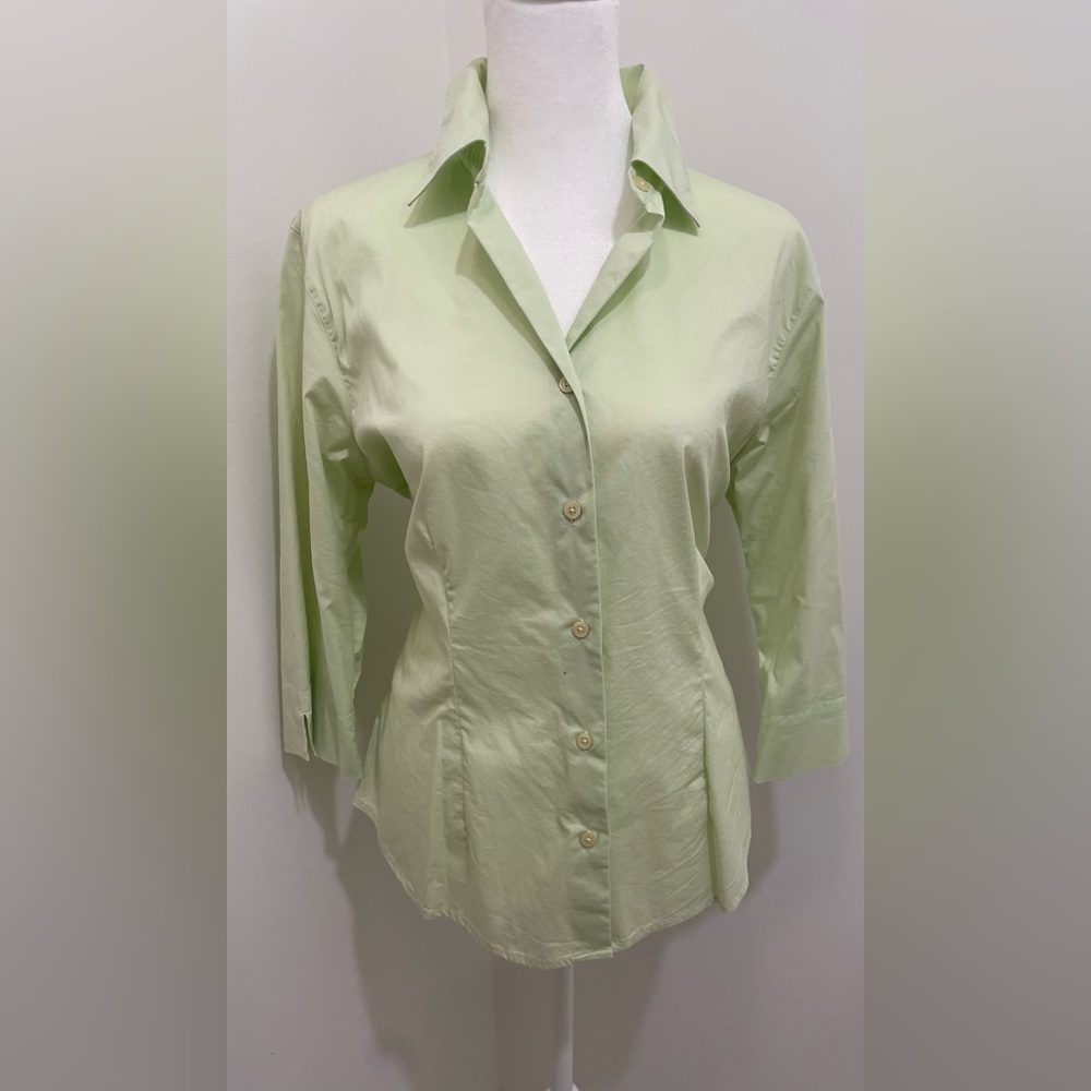 Ladies Van Heusen stretch soft green button up shirt in Extra Large